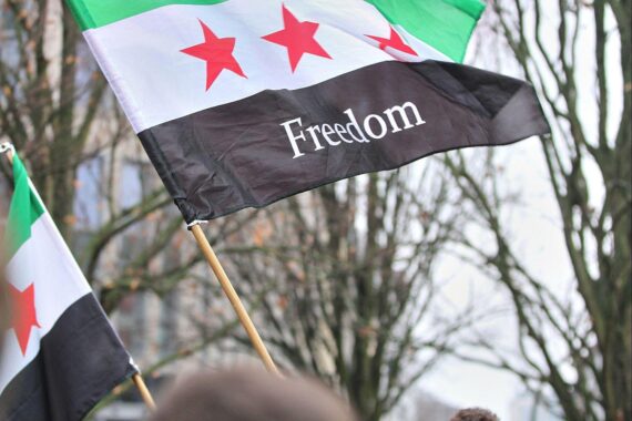 Syrer feiern Sturz Assads; Bericht: Behinderte in Syrien ausgeschlossen, Krankenhäuser und Schulen nicht barrierefrei.