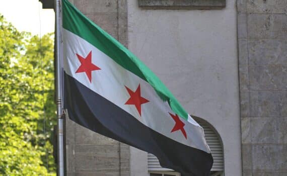 Syrische Flagge im Archiv; Moskau-Einigung über russische Stützpunkte Hmeimim und Tartus.