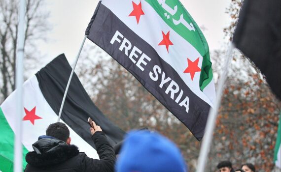 Syrer feiern den Sturz Assads; Archivfoto, dazu Gerichtsurteil gegen Assad und Atef Najib.