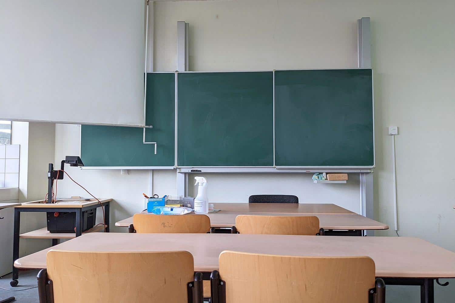 Ministerbesuch in Klassenraum: Lehrkräfte und Schüler nutzen Tablets im Unterricht, digitale Bildung in Niedersachsen.