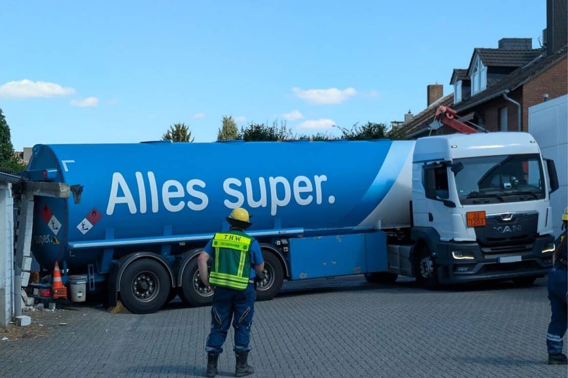 Tankwagen in Kleve zwischen Gebäude und Garagen eingeklemmt