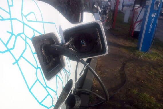Elektro-Lkw an Strom-Tankstelle: Thüringen fördert batterieelektrische Nutz- und Sonderfahrzeuge.