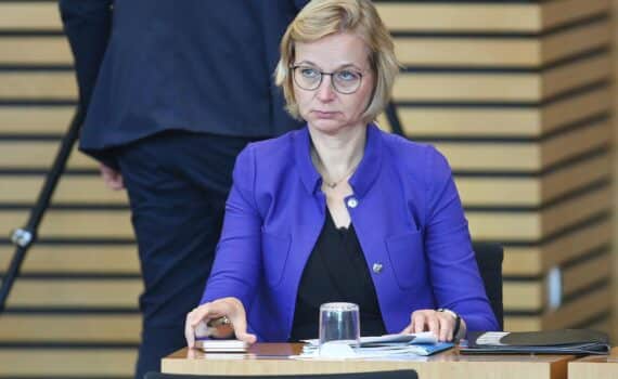 Katja Wolf (BSW) in Berlin: kritisiert Abstand zur Bundesspitze und wirft Sahra Wagenknecht Grenze zur AfD vor.
