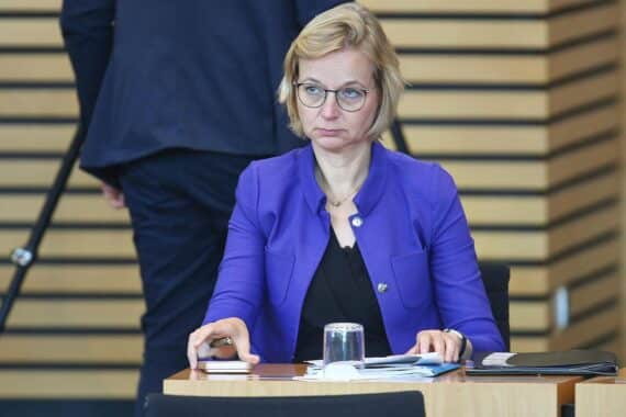 Katja Wolf (BSW) in Berlin: kritisiert Abstand zur Bundesspitze und wirft Sahra Wagenknecht Grenze zur AfD vor.