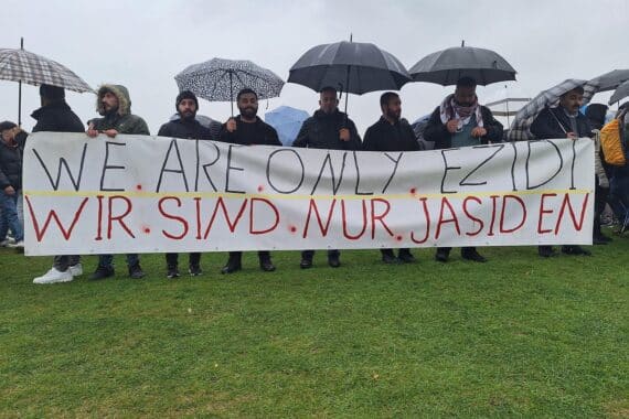 Jesiden-Protest (Archiv): Demonstranten fordern wirksamen Schutz und Bleiberecht für bedrohte Jesiden.
