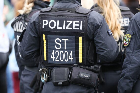 Polizeiliches Archivfoto: Einsatzkräfte und Traktor nach tödlichem Unfall im Graben bei Butjadingen.