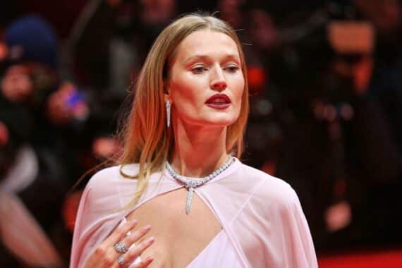 Toni Garrn blickt kritisch in die Modebranche, als Archivfoto bei einer Fotosession.