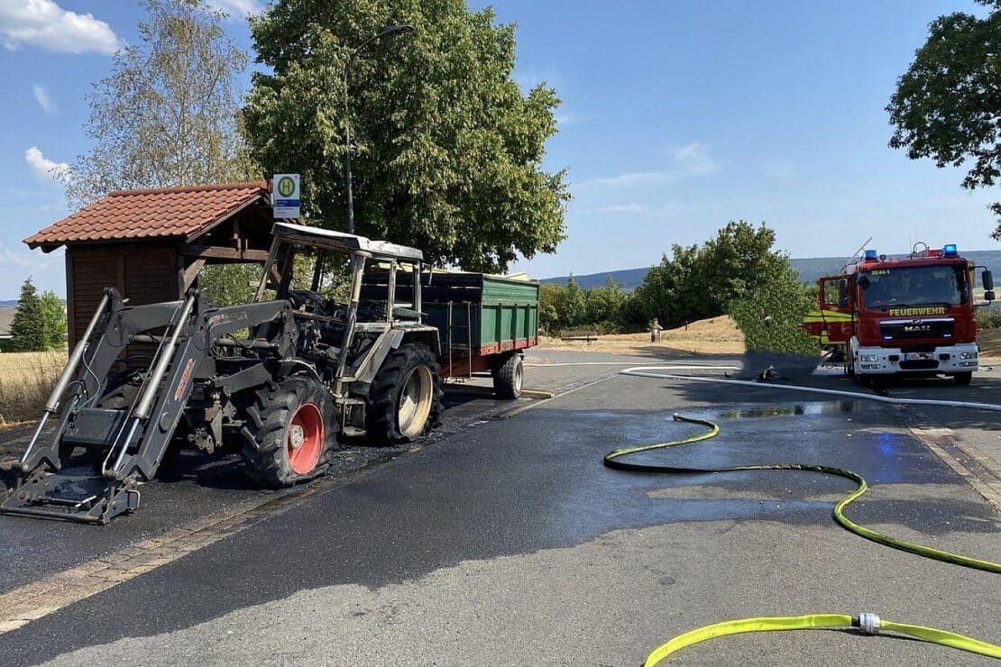 Traktor brennt auf der L 143 bei Schillingen