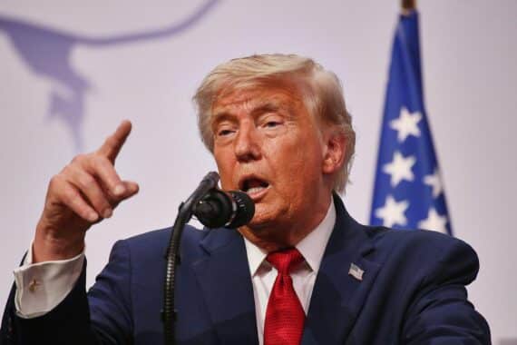 Donald Trump hält Bericht: Navy entfernt Minen in der Straße von Hormus, überwacht per Space Force.