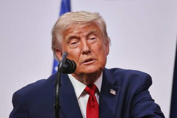 Donald Trump unterzeichnet ein Dekret zur Umbenennung des Ontariosees in „Lake America“.