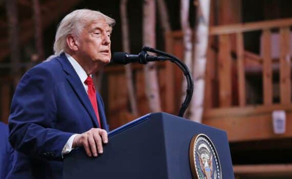 Donald Trump kündigt reduzierte Militärübungen mit Südkorea an, Verweis auf Nordkorea und Raketenbedrohungen.