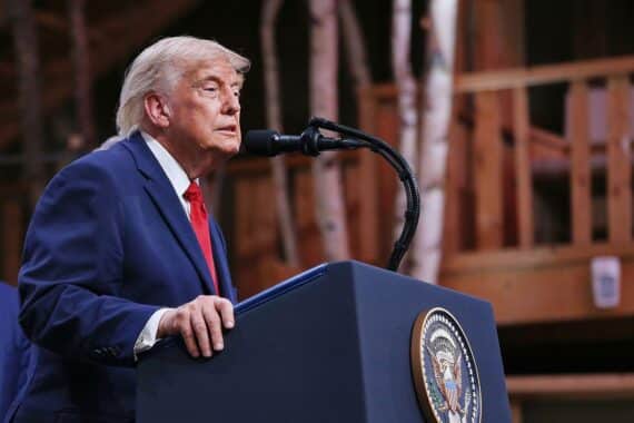 Donald Trump kündigt reduzierte Militärübungen mit Südkorea an, Verweis auf Nordkorea und Raketenbedrohungen.