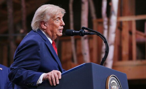Donald Trump spricht vor Polizeischülern: Drohung, Straße von Hormus zur US-Zone zu erklären.