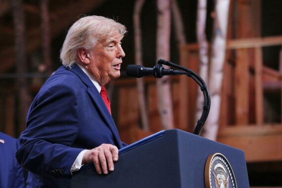 Donald Trump spricht vor Polizeischülern: Drohung, Straße von Hormus zur US-Zone zu erklären.