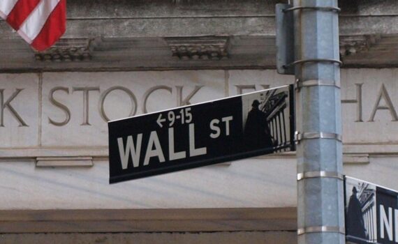 Wallstreet in New York mit Börsen-/Finanzstimmung: Anleger blicken auf Dow, Euro, Gold und Ölpreise.