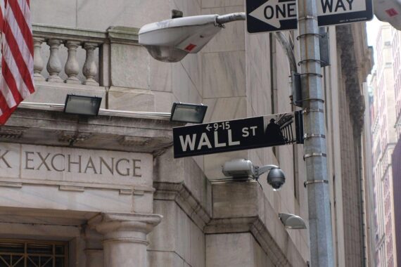 Wallstreet in New York; fallende US-Börsen, steigender Ölpreis, Euro-Dollarkurs im Hintergrund.