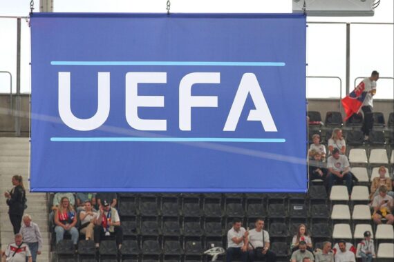 UEFA-Logo (Archiv): Kritik an FIFA-Präsident Infantino, abgesagte Investorenpläne und Teilprivatisierungsstreit.