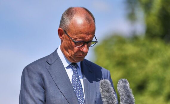 Friedrich Merz mit rasiertem Look; journalistischer Kommentar zu „Haarinsel“ und „Jason Statham der Konservativen“.