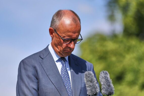 Friedrich Merz mit rasiertem Look; journalistischer Kommentar zu „Haarinsel“ und „Jason Statham der Konservativen“.
