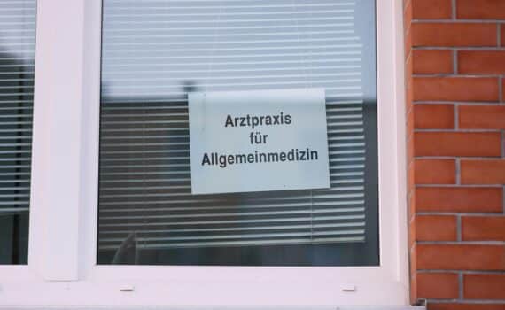 Arztpraxis (Archiv), Thema Attestpflicht ab erstem Krankheitstag: längere Krankschreibung oder krank zur Arbeit?