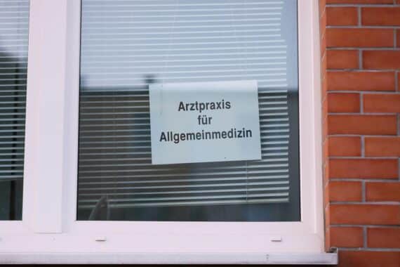Arztpraxis (Archiv), Thema Attestpflicht ab erstem Krankheitstag: längere Krankschreibung oder krank zur Arbeit?