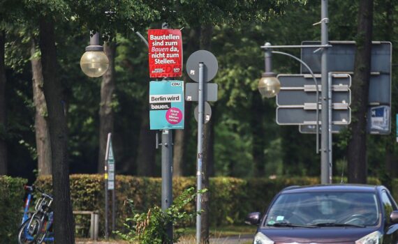 Wahlplakate von SPD und CDU in Berlin (Archiv), Umfragewerte zur Wahl zum Abgeordnetenhaus.