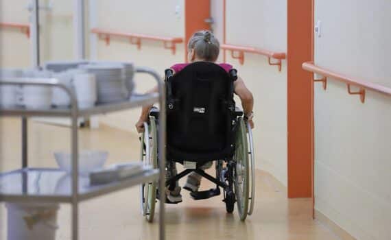 Alte Frau im Pflegeheim: extreme Hitze gefährdet Pflegekräfte und Bewohner, 45 Grad im Sommer.