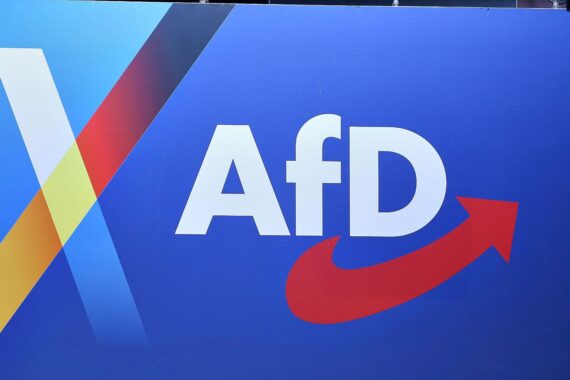 AfD-Logo im Archiv: Umfrage zu Auswanderung, AfD-Regierungsstärkung und Mehrheiten in Sachsen-Anhalt.