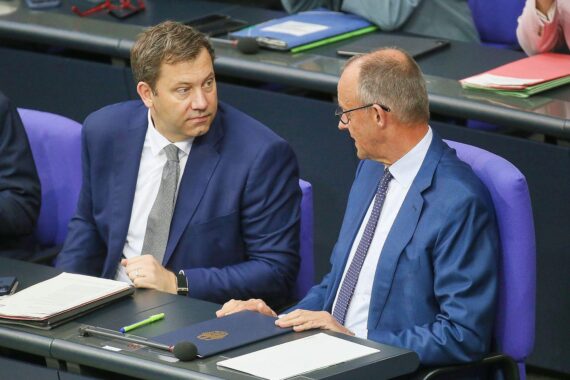 Lars Klingbeil und Friedrich Merz im Archivfoto, Umfrage zu Regierungsende und Reformen in Deutschland.
