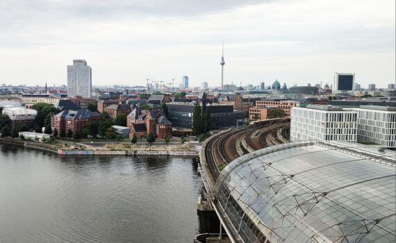 Blick über Berlin (Archiv): Hauptstadt wirkt laut Umfrage weniger faszinierend und beliebter.