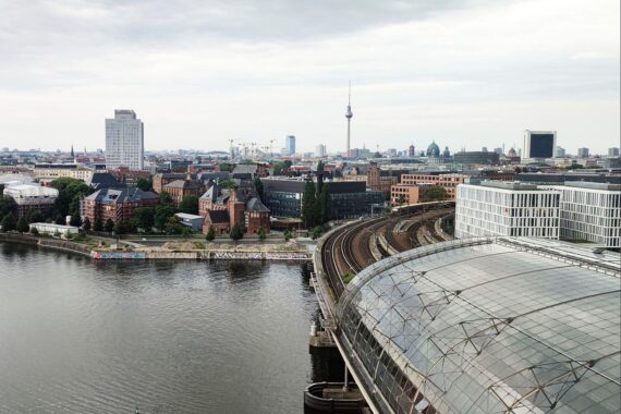 Blick über Berlin (Archiv): Hauptstadt wirkt laut Umfrage weniger faszinierend und beliebter.