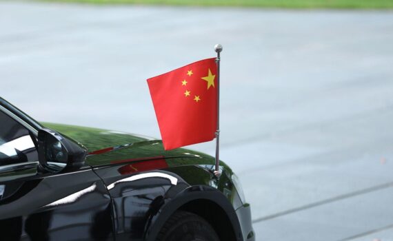 Chinesische Flagge im Archiv: Bundesumweltminister fordert Ausgleichszölle auf Plug-in-Hybride aus China.