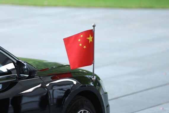 Chinesische Flagge im Archiv: Bundesumweltminister fordert Ausgleichszölle auf Plug-in-Hybride aus China.