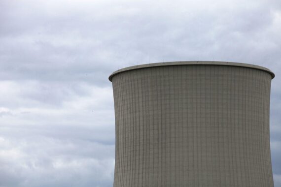 Atomkraftwerk Paks am Donau-Ufer, wegen Niedrigwasser vollständig abgeschaltet (Archivfoto).