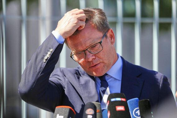 Bundesumweltminister Carsten Schneider (SPD) vor Berliner Hintergrund, Gespräch/Politik zum Klimaschutz-Kompetenzenstreit.