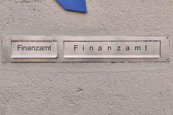 Finanzamt-Archivfoto: Thorsten Frei warnt vor zusätzlichen Steuerentlastungen, nur bei Gegenfinanzierung und Sparen.