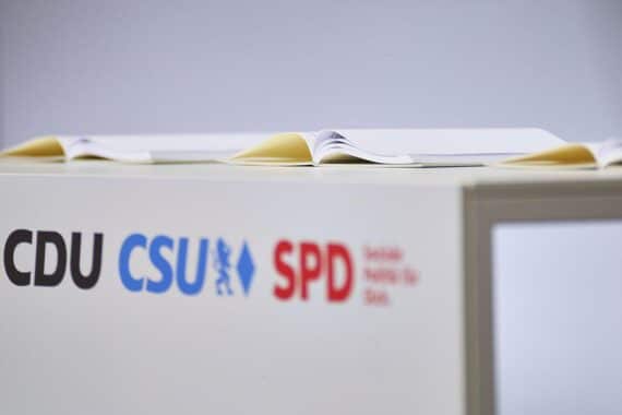 Koalitionsvertrag-Archivfoto: Unterzeichnung zwischen CDU/CSU und SPD, Thema Reformen, Pflege, Sicherheitspolitik.