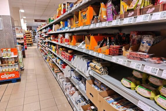 Supermarkt im Archiv, über Mehrwertsteuer-Debatte zu Grundnahrungsmitteln (Brot, Milch, Obst, Gemüse).