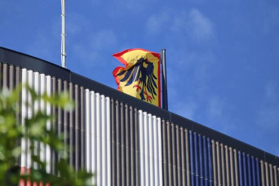Standarte des Bundespräsidenten (Archiv) vor Berliner Hintergrund.