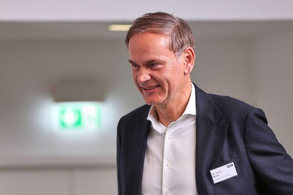 Oliver Blume (Archiv) bei Volkswagen, mit Hinweis auf bevorstehende Betriebsversammlungen, Sparpläne und Transformation.