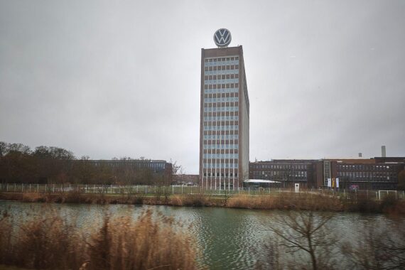 Volkswagen-Werke und Konzernumbau: weniger Stellenabbau bis 2030, Ausgründung von VW-Marke und Komponenten.