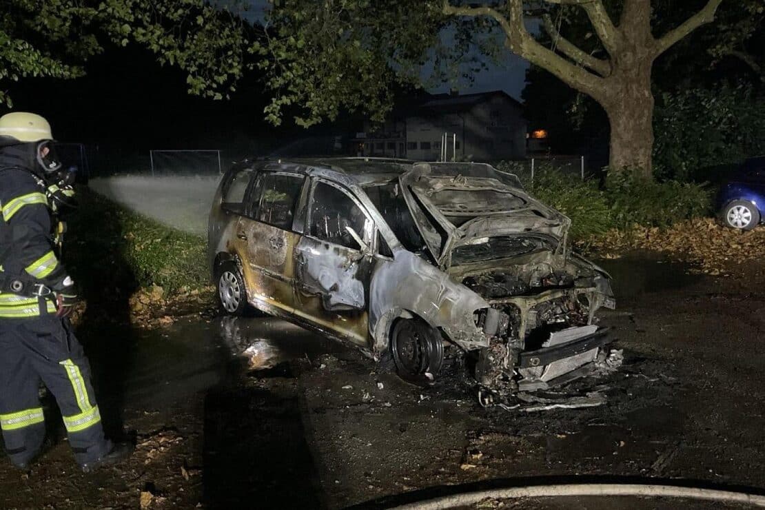 VW Touran brennt am Sportplatz in Zunsweier