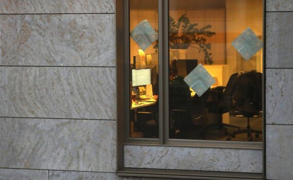 Büro-Archivfoto: Politiker diskutieren mit Start-up-Gründern über schnelleres Reformtempo und Kapital für Wachstum.