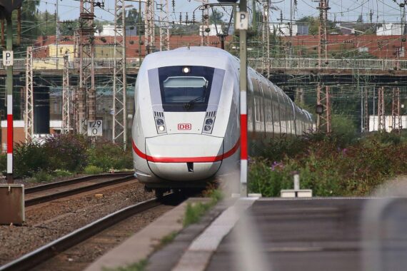 ICE-Zug (Archiv) vor Berlin; Verbraucherschützer kritisieren Bahn-„Super Sparpreis“ und Preissystem.