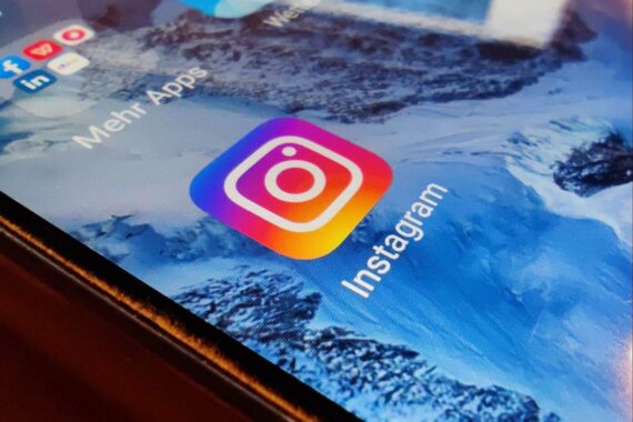 Instagram-Logo auf Smartphone (Archiv), im Artikel: strengere Social-Media-Regeln für Minderjährige.