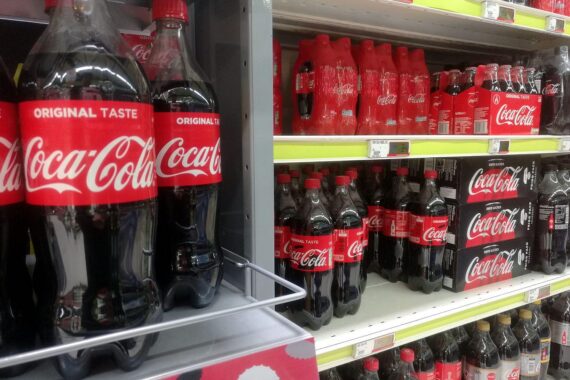 Coca-Cola-Flaschen im Supermarktregal (Archiv), verbunden mit Zuckersteuer und Gesundheitsprävention.