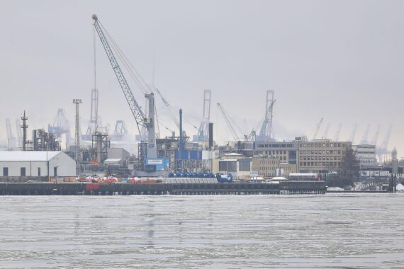 Warnstreik im Hamburger Hafen (Archiv): Verdi-Forderungen nach Lohnerhöhung, 24 Stunden Arbeitsniederlegung.