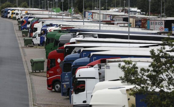 Bundesverkehrsminister Steffen Bilger (CDU) äußert sich gegen Ausweitung von Lenk- und Ruhezeiten; Lkw im Archiv.
