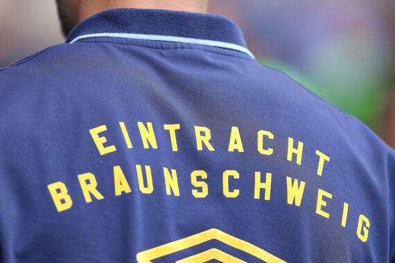 Eintracht Braunschweig (Archiv): Polizeieinsatz nach Krawall zwischen Heimfans und Ordnungskräften im Stadion.