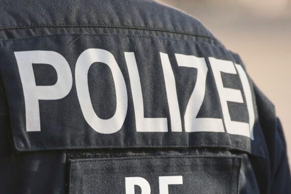 Polizei-Archivfoto: Messerangriff in Dresden, Untersuchungshaft für 20-Jährigen, Opfer notoperiert.